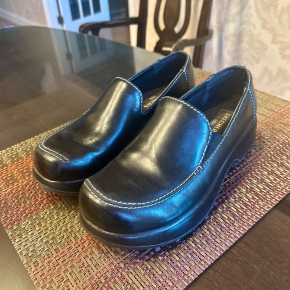 Sketchers Black Leather Loafers with Round Toe & Thick Sole in Size 10 - Picture 3 of 6
